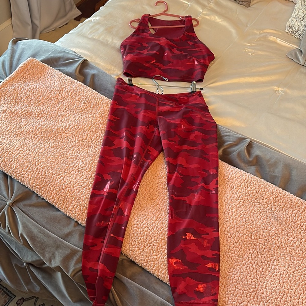 Athleta EUC red camo set. Sz. S